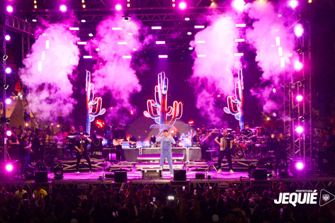 Com show de Amado Batista, Zé Vaqueiro Bruno e Marrone, São João em Jequié reúne multidão na Praça da Bandeira